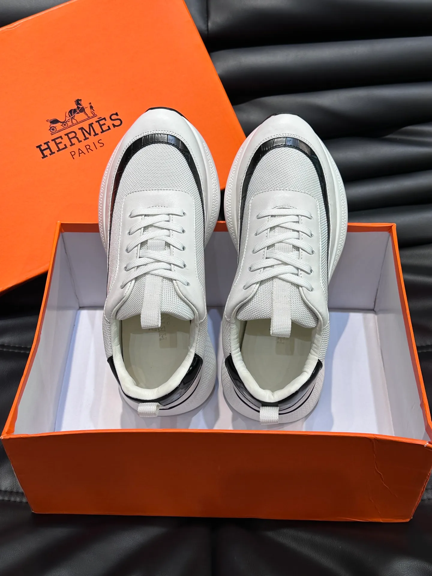 Factory price: 520💰HERMES/Hermes Hugo thick-soled sneakers are casual men's shoes. These sneakers are made of imported first-layer cowhide leather and breathable mesh design. The contrasting color design creates a dynamic and modern shape. The front end of the toe is decorated with natural-color rubber inlays, making it novel and fashionable. The texture is incomparable, with cowhide lining and cowhide foot pads, the upper foot is comfortable and breathable, and the rubber sole is decorated with geometric patterns and iconic "H" details. A very personal one! Size: 39-44 (customized at 38.45)